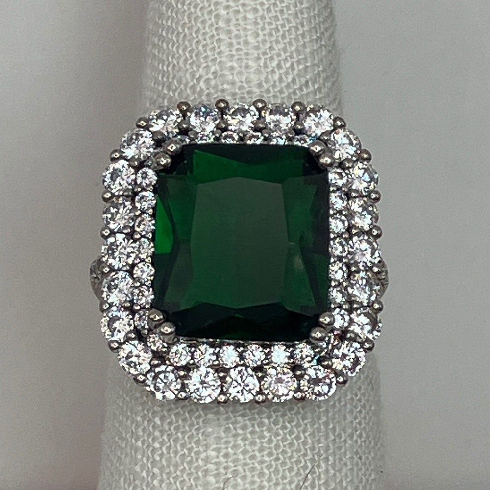 Statement Ring Women Size 7 Green Emerald Cut Halo Cocktail Glam Party Sparkle